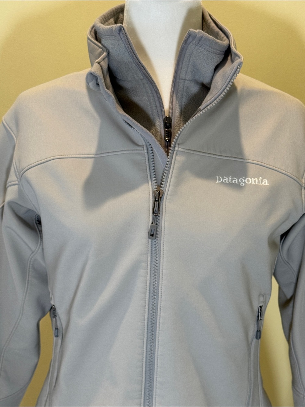 Women’s Patagonia Light Gray Softshell Polartec Jacket with Fleece Shell Size M